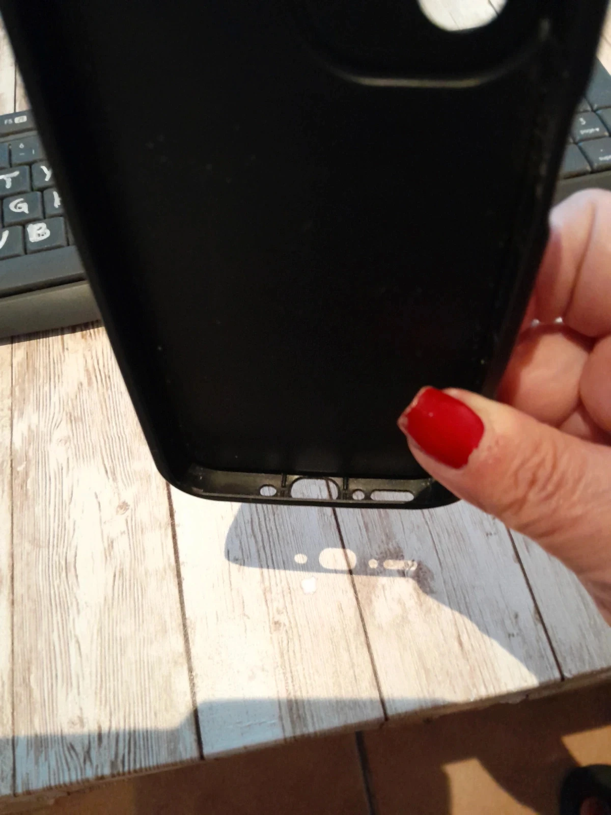 Zwarte telefoonhoes versierd met een herhalend patroon van kleine strikken en witte hartjes. – photo 6